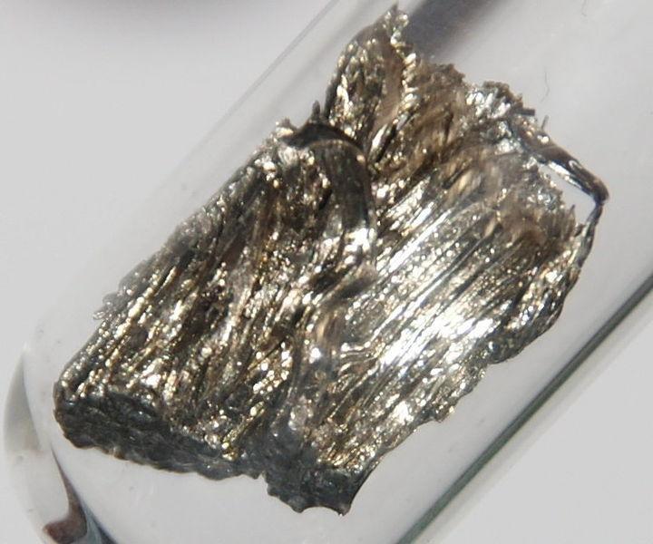 niob a uran, nazvaného důlním inspektorem Samarským(R) Zajímavost: