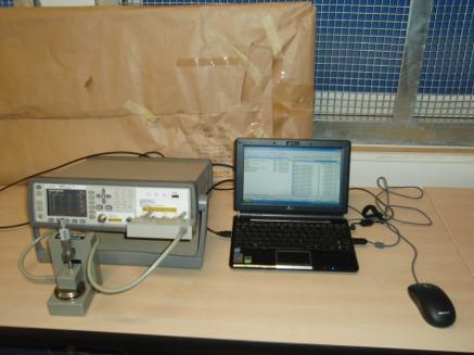 kabel a počítač (obr. 3.3.1). Obr. 3.3.1 Propojení zařízení Agilent E4980A, elektrodového systému 16451B a počítače během měření [21] 3.