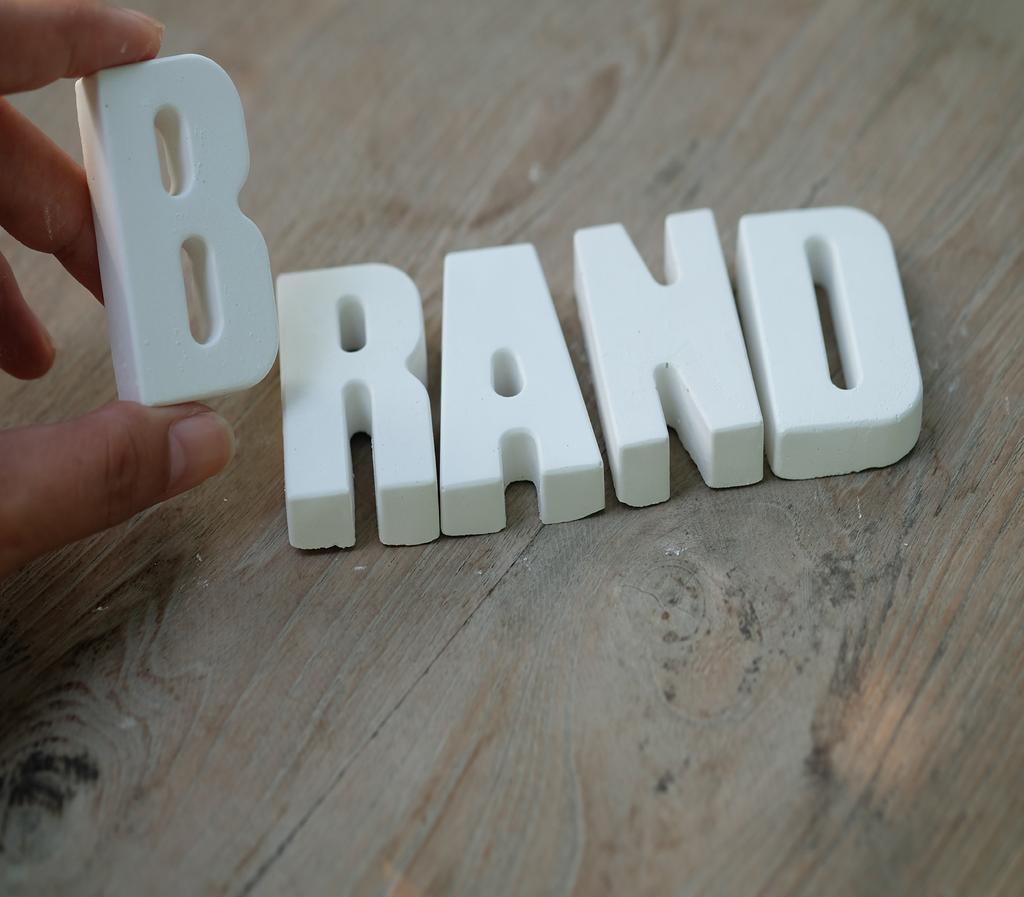 Strategii de brand Strategiile de brand sunt menite să crească valoarea percepută de client a brandului.