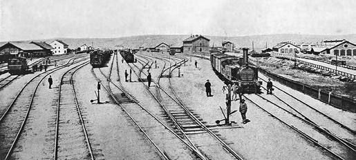 Vedle samotného nádraži zde tak po roce 1868 vzniklo skladiště, vodárna a výtopna, které se nevešly na stísněný pozemek Bruského nádraží. Paralelně s tím počala své nádraží budovat i státní dráha.