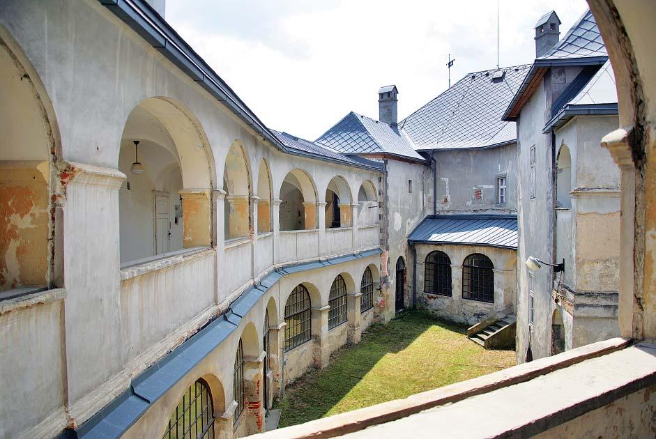 Pred rekonštrukciou 9 ROČNÍK Gizelin dom, kamenné dlažby na dolnom nádvorí, vynovenie kaplnky, až najvyššie poschodie Rubigallovej veže. Obnova horného nádvoria bola slávnostne otvorená 23.