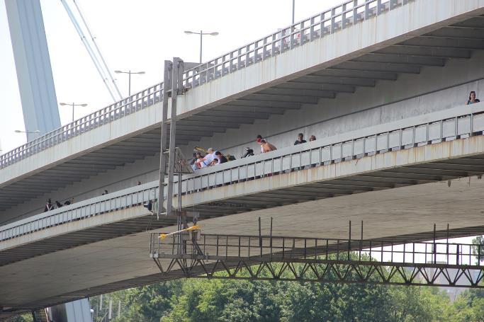 Zariadenie sa spúšťa do vody na oceľovom lane v