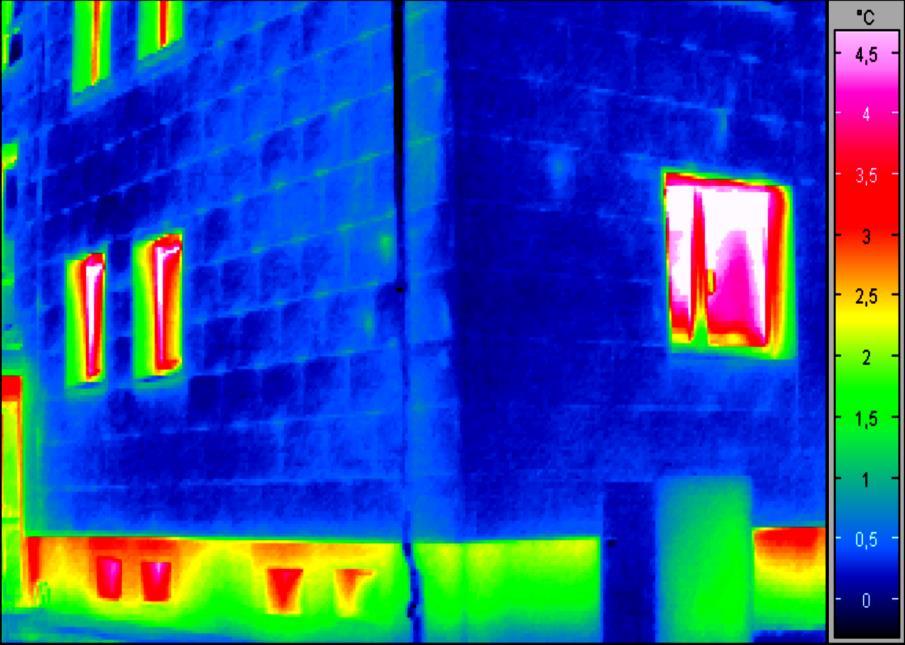 Zdroj: InfraTec Termogram tepelných ztrát části činžovního domu