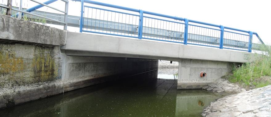 Křížení toků se silnicemi mohou být z hlediska vyder zcela bezproblémová (vydra projde po břehu pod mostem) nebo naopak velice problematická když je stavba nevhodně postavena či ve špatném technickém