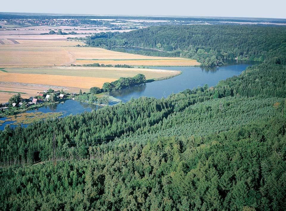 Stfiední âechy OKRES RAKOVNÍK Na pfiedcházející stranû: Lesnatá hrana opukové tabule nad narudl mi oranicemi na ãerven ch vrstvách permokarbonu je typickou scenérií DÏbánska.