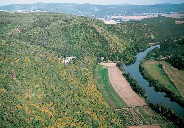 Dal ími v znamn mi pfiítoky jsou Javornice a Klíãava. Kaãák (Lodûnice) pramení na severu pod DÏbánem, opou tí v ak okres u M eck ch Îehrovic.