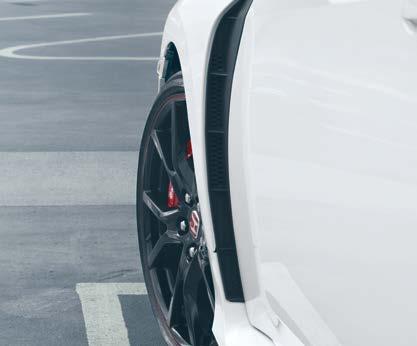 Disponuje množstvím prvků, jako jsou přední spoiler a zadní difuzor, které zvyšují výkon vozu, nebo propracovanými turbulátory na střeše, které