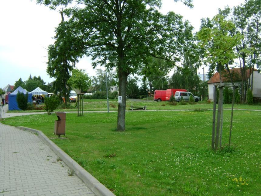 (nyní prodejna potravin, masna a obchod s oděvy). Na prostranství se sice nacházejí lavičky, ovšem pouze ojediněle a navíc v ne zcela vyhovujícím stavu.