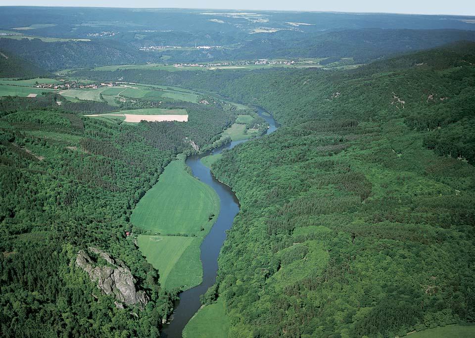 Stfiední âechy CHRÁNùNÁ KRAJINNÁ OBLAST K IVOKLÁTSKO Na pfiedcházející stranû: Údolí Berounky u T fiovic.