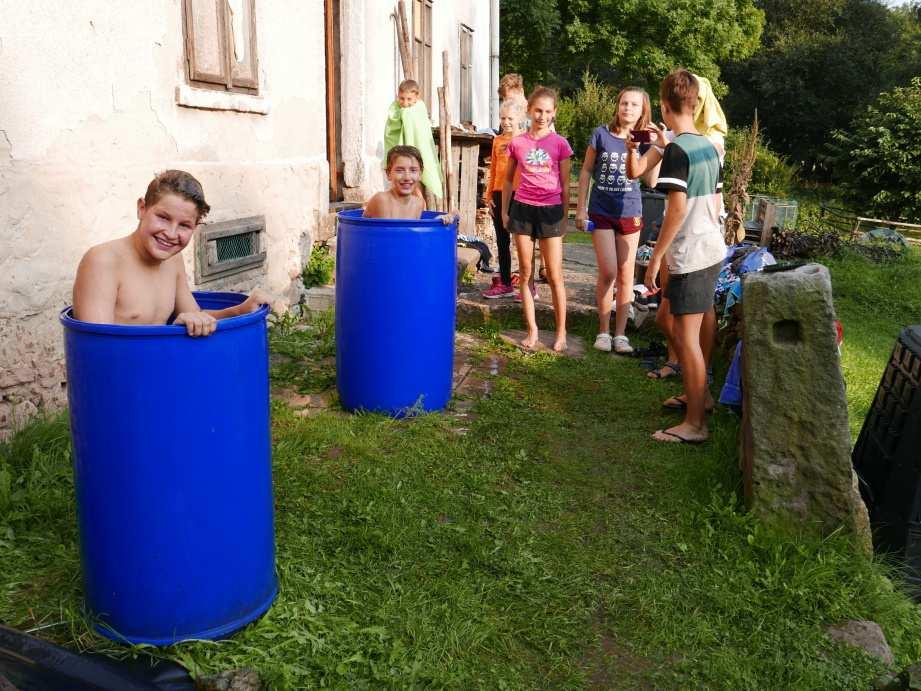 Tady děckám vyvádím Dárek rekreantům VI a Aksův chomout VIIa.