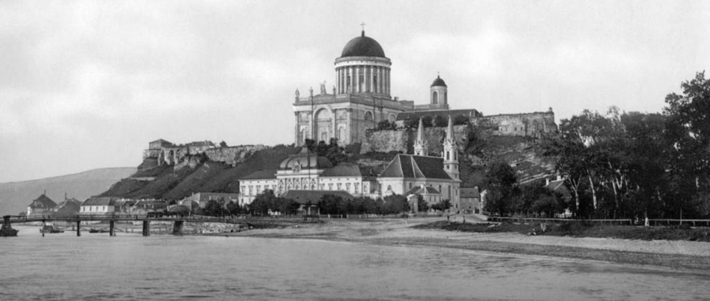 Beatrice aragonská Ostřihom na přelomu 19. a 20. století (fotografie neznámého autora) To, co následovalo, je moïné nazvat manïelskou válkou.