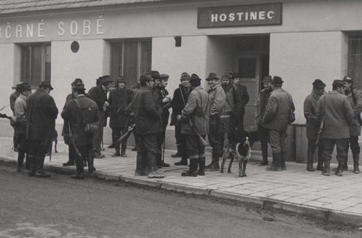 Při požáru popálen byl místní kovář Kazda Jan a Kříž Josef, majitel čís. 9., kterýžto asi měsíc musil býti v nemocnici léčen. 1.sokolský slet 8.6.1952 Sčítání lidu 1910 Dne 31.