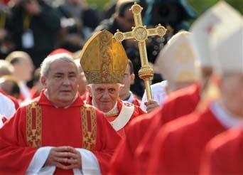 V neděli, 14. září, na svátek Povýšení sv. Kříže slavil Benedikt XVI. eucharistickou bohoslužbu na prostranství naproti Lurdské jeskyni.