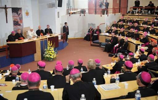 V podvečer se pak Benedikt XVI. setkal za zavřenými dveřmi s francouzskými biskupy, v sále, kde se dvakrát do roka scházejí na zasedání své konference.