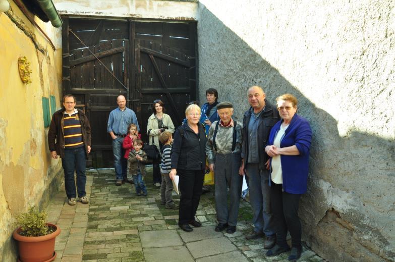 Im Hof meines Elternhauses mit den Hausbesitzern 2010 Ich bin