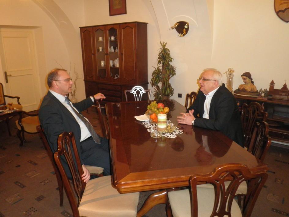 Na tom, že prvá spomínaná investícia - obchvat mesta, sa dostala do plánu realizácie ešte v tomto plánovacom období, má veľký podiel podpredseda vlády Ľubomír Vážny, ktorý sa významnou mierou