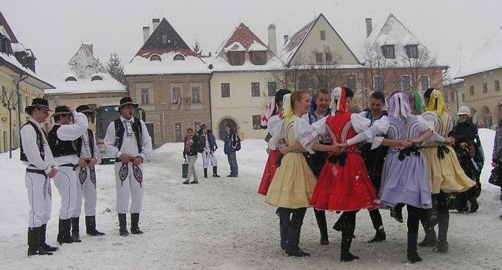 V tento deň si doma varili, čo najdlhšie šúľance a gazdiné sa mali kĺzať na ľade, aby mali dlhé konope aj ľan. Ich dĺžku porovnávali aj s dĺžkou cencúľov na strechách domov.