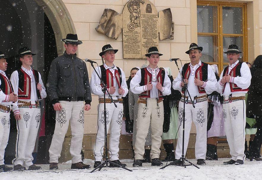 Pritom i spievaly. Večer potom vystrojili kúdeľný (poriadkový) večierok, ktorý bol v priadkovej miestnosti. Tam sa poskladali na pálené.