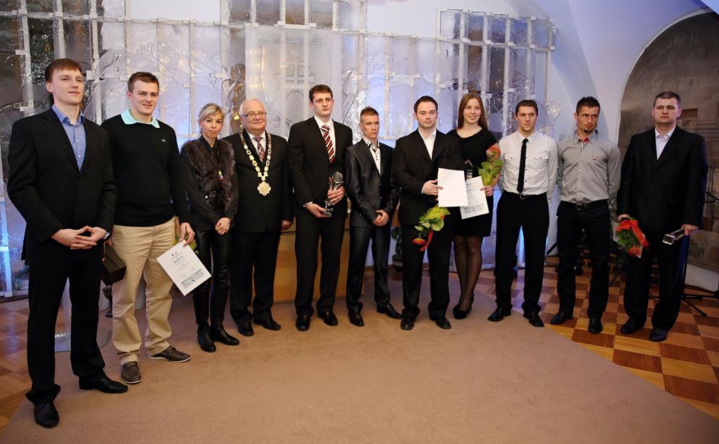 8 Najúspešnejší športovci roka 2013 T radičným mesiacom roka, v ktorom sa vyhlasujú výsledky anketa najúspešnejších športovcov a športové kolektívy uplynulého roka je február.