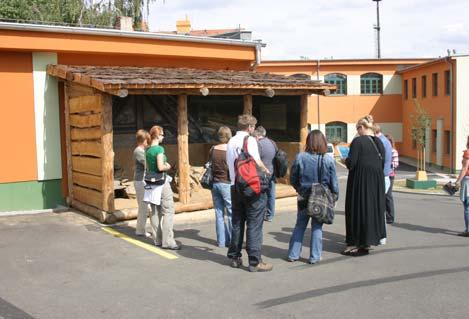 archeologická komise. Součástí expozice je prezentace časně slovanských pecí nalezených při rozsáhlém archeologickém výzkumu v Roztokách u Prahy v roce 2006.