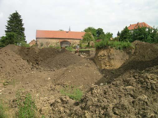 K objektu zřejmě patřila jedna zásobní jáma a další jáma situovaná v bezprostřední blízkosti. Stratigrafická situace destruované plenty umožňuje předpokládat minimálně dvě stavební fáze objektu.