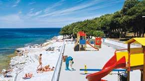 Oblázkové pláže jsou vzdáleny cca 50 150m. Pozvolné vstupy jsou vhodné i pro malé děti.