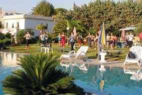 Oblíbený rodinný hotel Corona leží na klidném místě mezi centrem Foria a pláží Citara s Poseidonovými zahradami, kam dojdete procházkou. Rozlehlá tropická zahrada je vhodná k relaxaci.