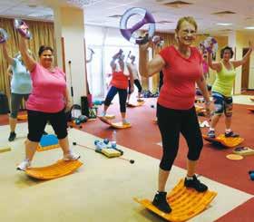 Jak pravidelně cvičící, tak i ti, kteří začínají, popř. mají drobné zdravotní potíže (věkové rozpětí cca 18 85 let ). Běžně cvičí i muži.