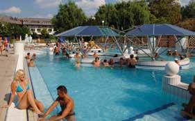 Hotel je vyhledávaný díky vlastnímu venkovnímu termálnímu areálu s velkým množstvím bazénů s termální vodou (29 38 C) i mnoha plaveckými bazény s normální