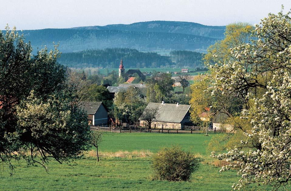 Královéhradecko CHKO BROUMOVSKO Harmonie osídlení a pfiírodního prostfiedí byla jedním z dûvodû vyhlá ení CHKO Broumovsko.