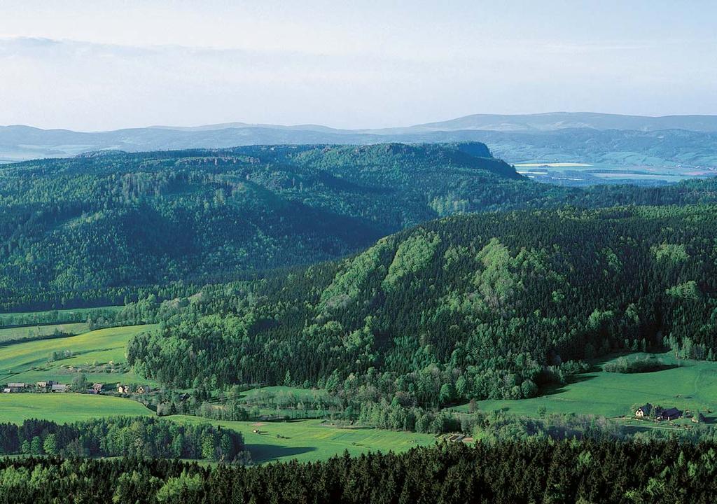 CHKO Broumovsko hfibet Jestfiebích hor, budovan pfiedev ím jíveck mi vrstvami (svrchní karbon) ve v voji Ïaltmansk ch arkóz a na relativnû niï í vrchovinu orientovanou soubûïnû s Jestfiebími horami,