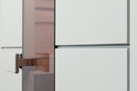 20 Sivo (grafitno) zatemnjena steklena vrata brez praga Zunanji dekor: Cube bela: bele dekor plošče visokega sijaja z svetlo sivimi fugami Cube siva: matirane sive dekor plošče