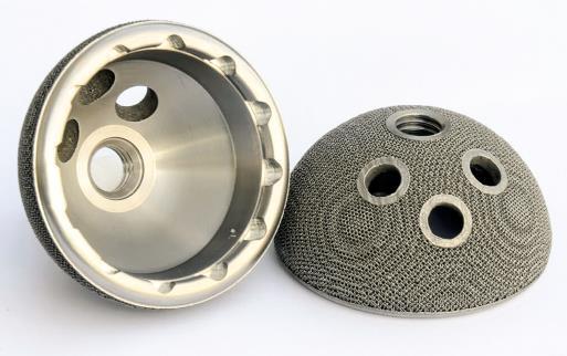 Obr. 8 (vpravo) Využití technologie 3D tisku v oblasti biomechaniky, acetabulární komponenta Obr. 9 (vlevo) Využití technologie 3D tisku v oblasti biomechaniky, femorální dřík (zdroj Obr.8 a Obr.