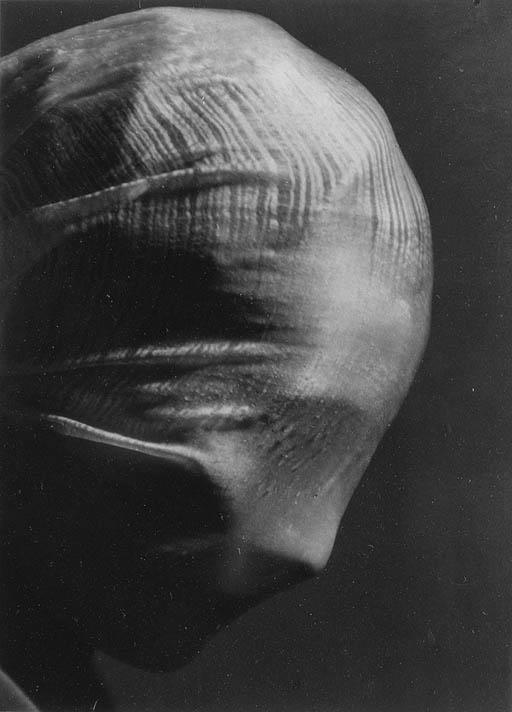 Obrázek 5 - Josef Sudek: Zahalená žena, 1942 Dalším příkladem, jehož předobrazem byli podle údajně Magrittovi Milenci, je dílo Toyen Mezi dlouhými stíny z roku 1943.