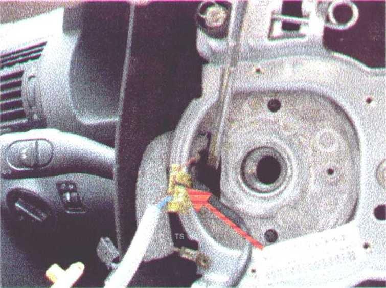 Rozpojíme žlutý konektor Povolíme kroužek ESP (snímač úhlu natočení volantu).