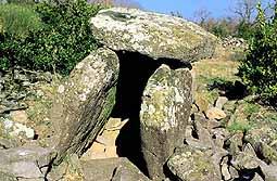 Slovník nejdůležitějších pojmů: Dolmen (portal tomb) kamenné stély vysoké až 7 m, přepaženy ležícící stélou, která byla