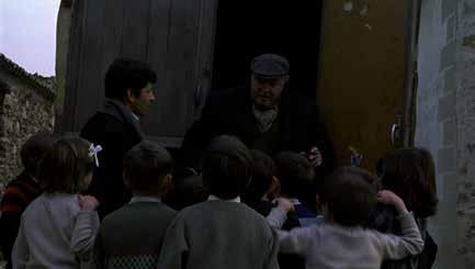 Arrivée du cinéma ambulant à Hoyuelos, acclamé par les enfants. La femme annonce la projection de Frankenstein.