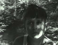V Rozierově filmu, zejména v dlouhé sekvenci s chlapcem v řece, otevřenost krajině ve vztahu k proporci postav v mnohých záběrech v exteriérech může být chápána jako únik od každodennosti k