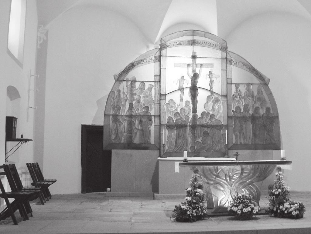 vysoký, zdobí ho 35 postav českých i německých světců a váží 5 tun.