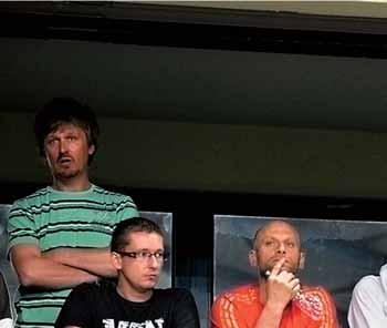 Oba extraligové tituly zostávajú v Bratislave Finále pod drobnohľadom trénerov na balkóne NTC uprostred Karol KUČERA, vpravo Matej LIPTÁK a Ladislav SIMON Majitelia extraligových titulov sa