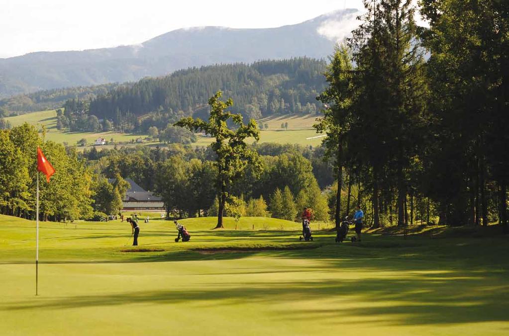 Beskydy oblíbená rekreační a sportovní destinace Beskydy mountains popular holiday and sport destination Turistika a sport Mezi nejnavštěvovanější turistická místa v České republice patří pohoří