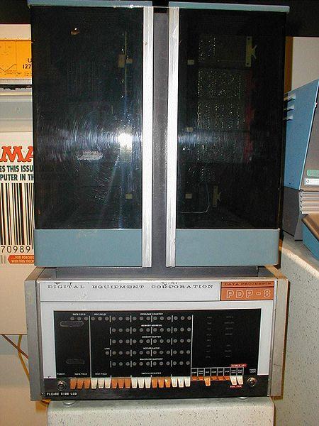 PDP-8 (1965) První komerčně úspěšný minipočítač, vyráběný až do roku 1979. 12bitový systém.