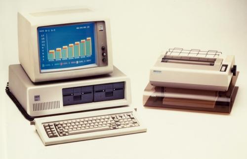 IBM PC (1981) Intel 8088 @ 4,77 MHz, 16 nebo 64 kb RAM, grafická karta MDA/CGA, disketová mechanika. Operační systém DOS (Disk Operating System) od Microsoftu (textové rozhraní).