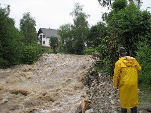 V OBDOBÍ POVODNÍ A ZÁPLAV opustite ohrozený