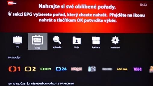 Pomocí šipky vpravo se otevře programová nabídka zvoleného TV programu. Sledování zvoleného TV pořadu potvrdíte tlačítkem "OK". 4.