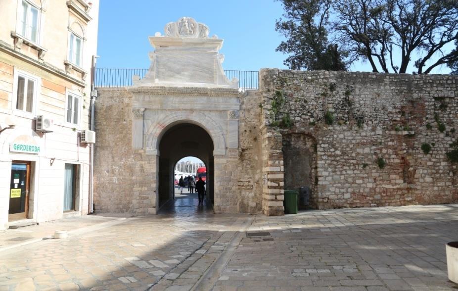 boćališta i sl.) pretežno zadovoljavaju potrebe lokalnog stanovništva te nisu planirani za turističku ponudu, ali kako su to javni prostori turisti ih mogu neometano koristiti.