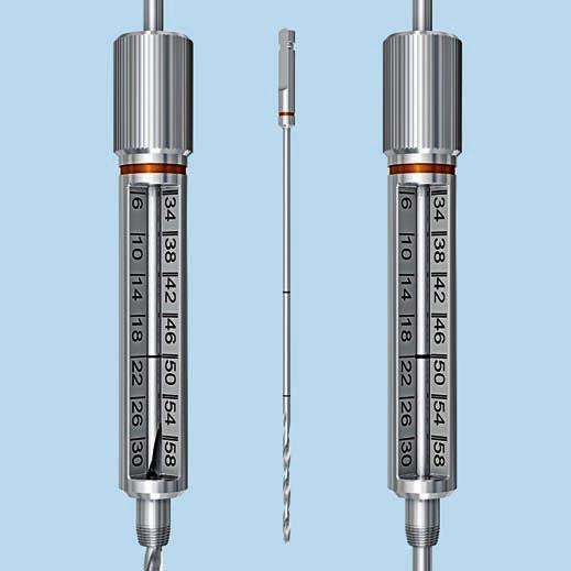 Našroubujte LCP cílicí pouzdro do jednoho z 2,4 mm LCP otvorů tak, aby bylo pevně usazeno. Vrtákem B 2,0 mm vrtejte do požadované hloubky. Zkontrolujte hloubku vrtáku RTG zesilovačem.