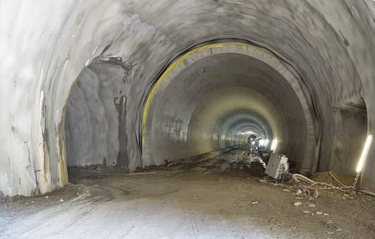 Použitím výztužných rámů, sítí a stříkaného betonu se podařilo vymodelovat všechny složité prostupy i výklenky hloubených tunelů.