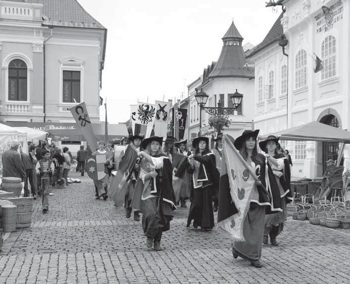 Vo večerných hodinách pokračoval program v dome kultúry, kde vystúpila speváčka Magda Ráková, ktorá mala u publika veľký úspech.