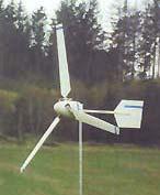 Rozdělení větrných elektráren Natáčení osy rotoru vrtulí a lopatkových kol rovnoběžně do směru větru: - probíhá samovolně, je-li rovina vrtule za osou natáčení gondoly po směru větru - na závětrné